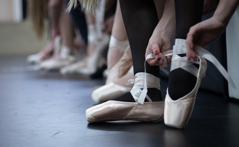 토슈즈 끈 묶는 사진