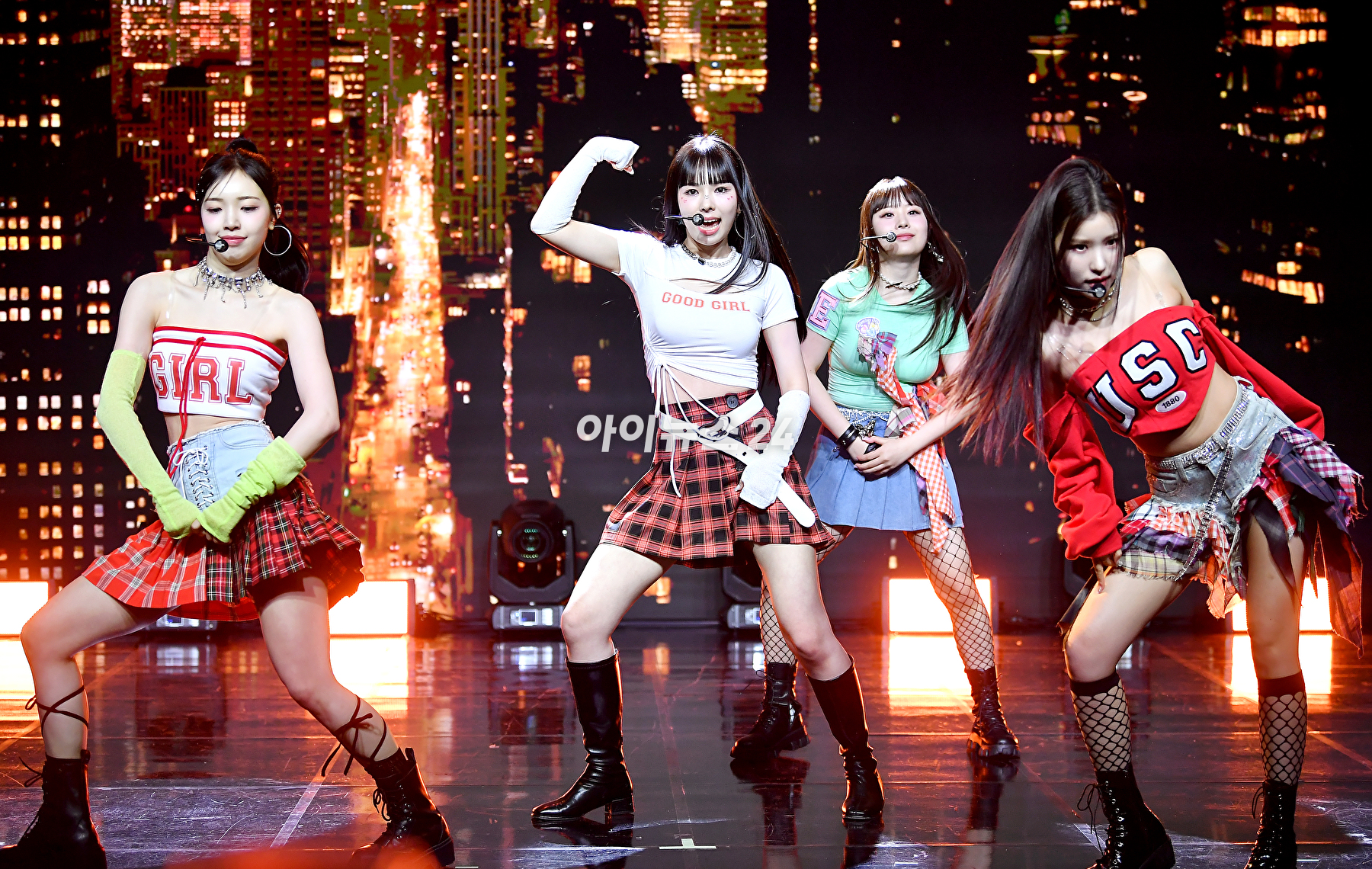 걸그룹 캔디샵이 27일 오후 서울 강남구 일지아트홀에서 열린 미니 1집 'Hashtag#'(해시태그#) 발매 기념 쇼케이스에서 무대를 선보이고 있다. [사진=곽영래 기자]