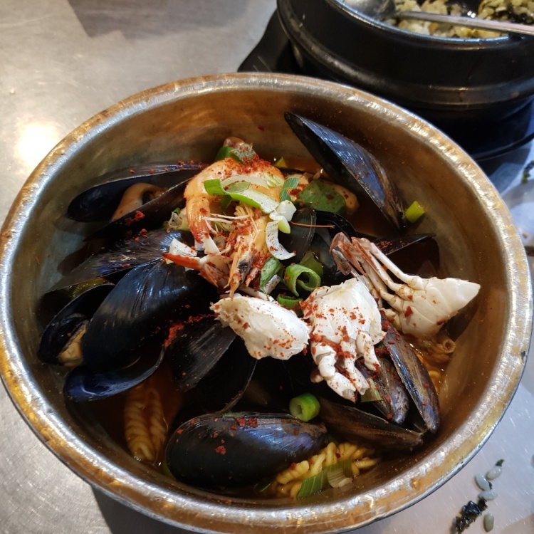 이색 떡볶이 대결 싱싱한 해산물 실내포차 홍게 떡볶이 강남 교대역 맛집 추천 생방송투데이 리얼맛집 오늘방송 수요맛전