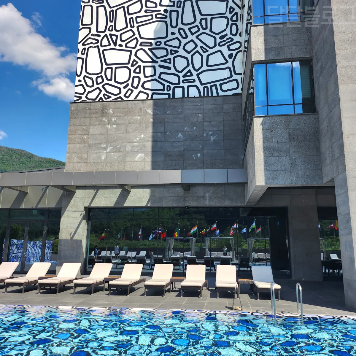 정선-파크로쉬-리조트-실외수영장