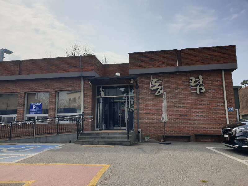 붉은 벽돌로 만들어진 단층 동림 장어. 외벽에 동림이라고 쓰인 간판이 눈에 띈다.