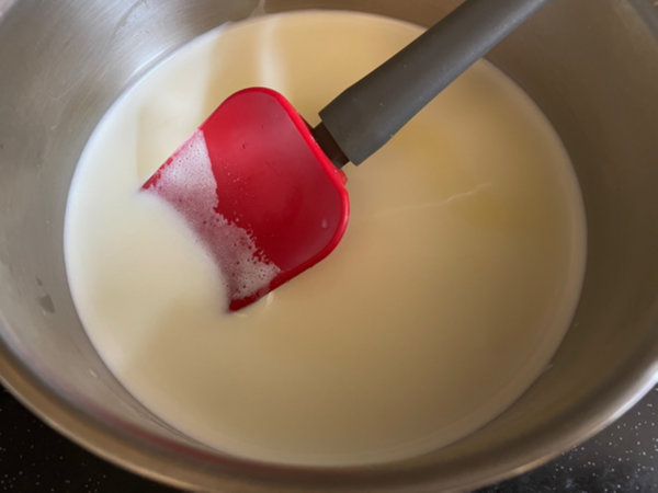 바나나푸딩에 들어가는 커스터드 크림을 중약불에서 가열 시작