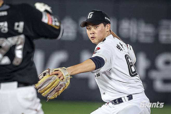 3루수와 유격수를 오가며 멀티히트를 기록