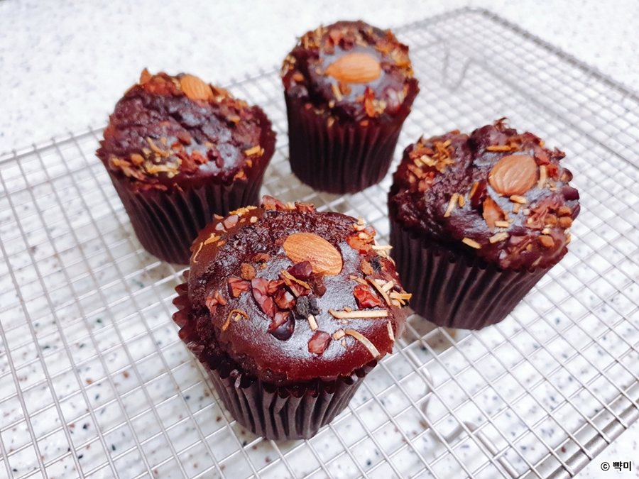 에어프라이어에서 갓 꺼낸 다이어트 빵을 식힘망 위에서 식혀주기