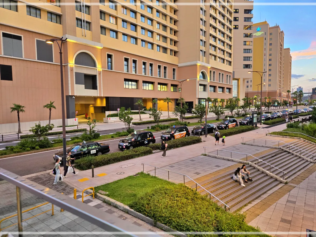 유니버설스튜디오재팬-전철역-앞-도로에-서있는-택시