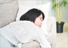 정크푸드를 먹고있는 여성과 업무에 지쳐 피로한 여성 이미지