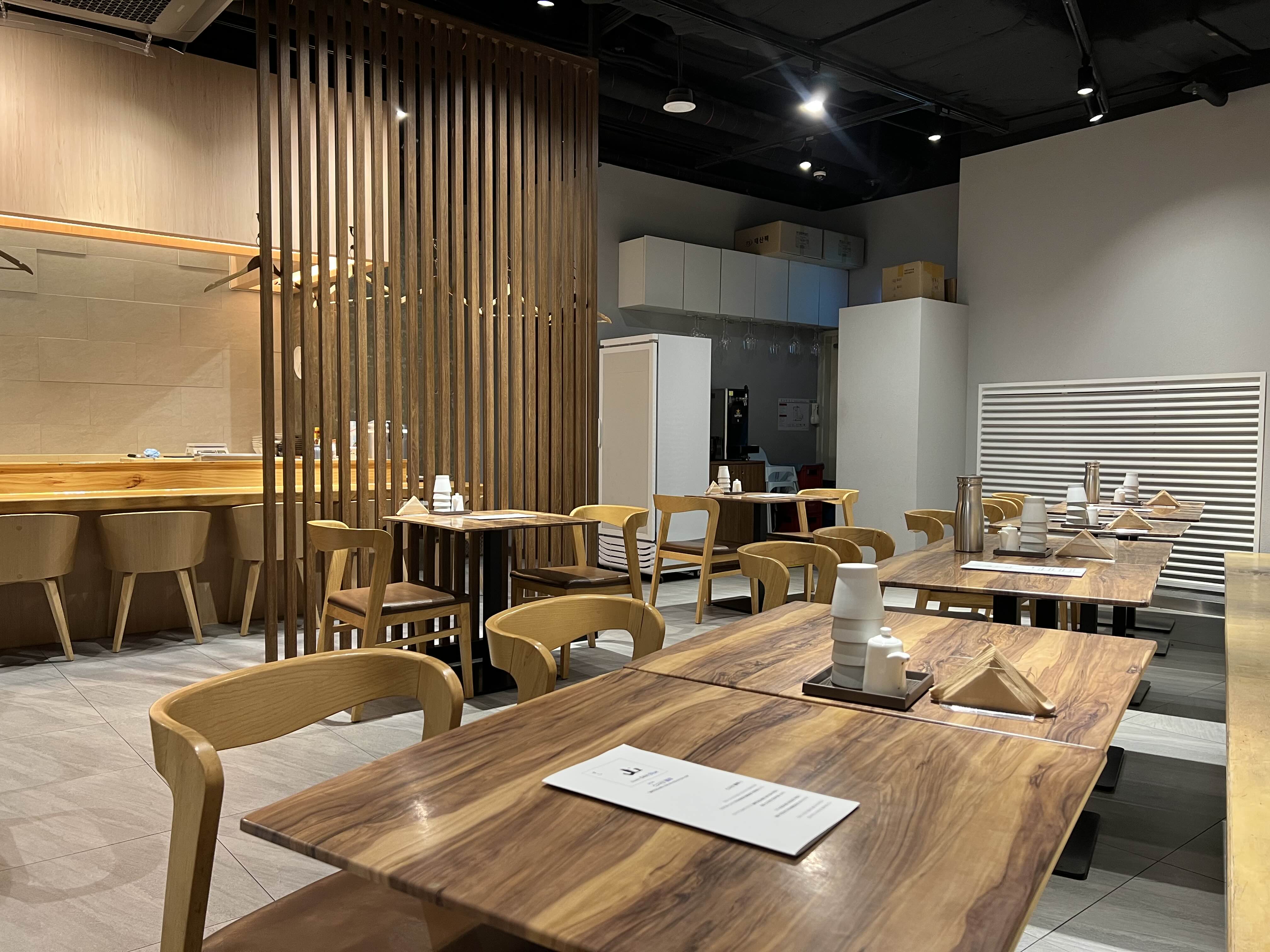 스시산블루 식당 내부