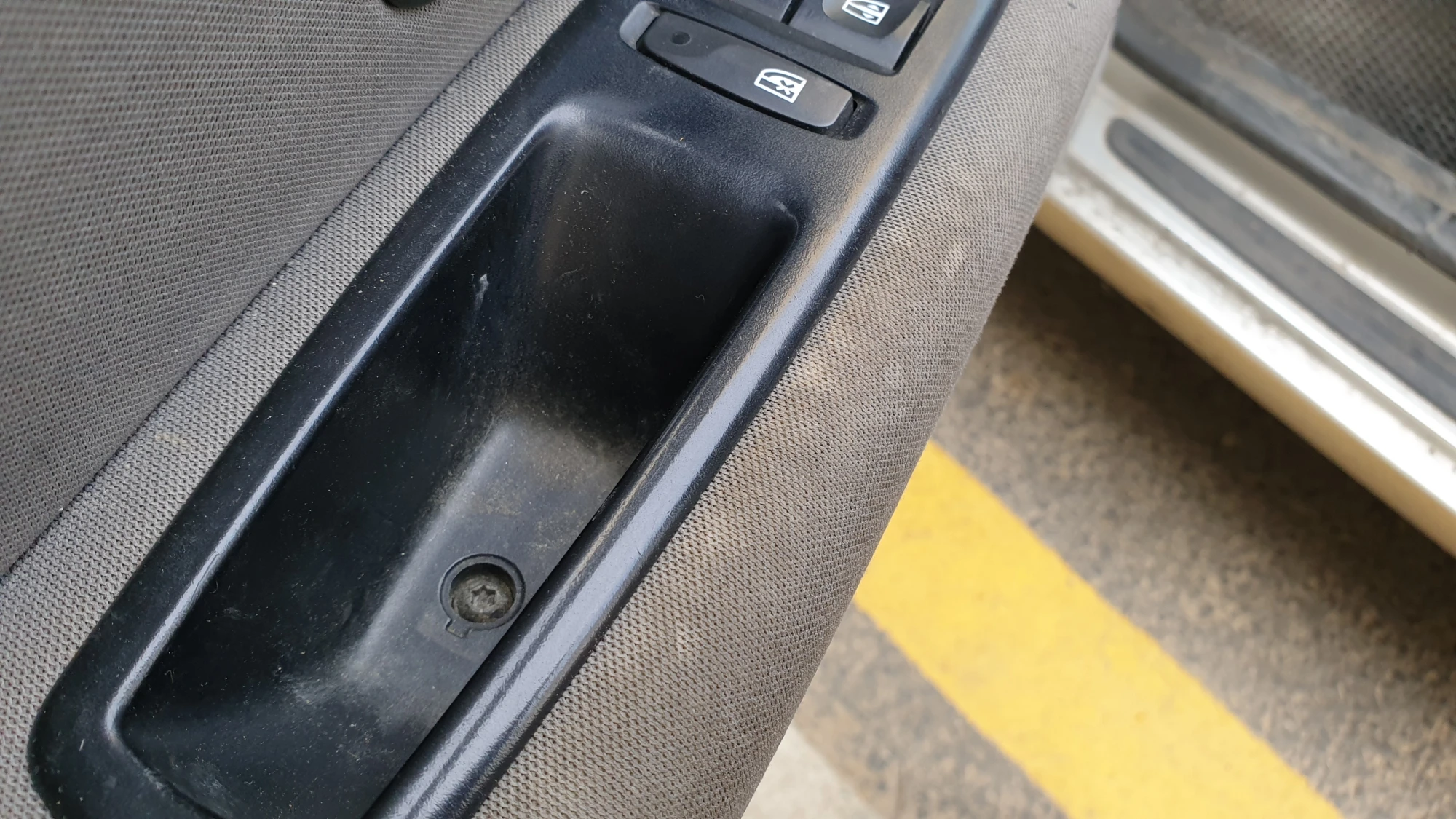 팔걸이 고정 볼트