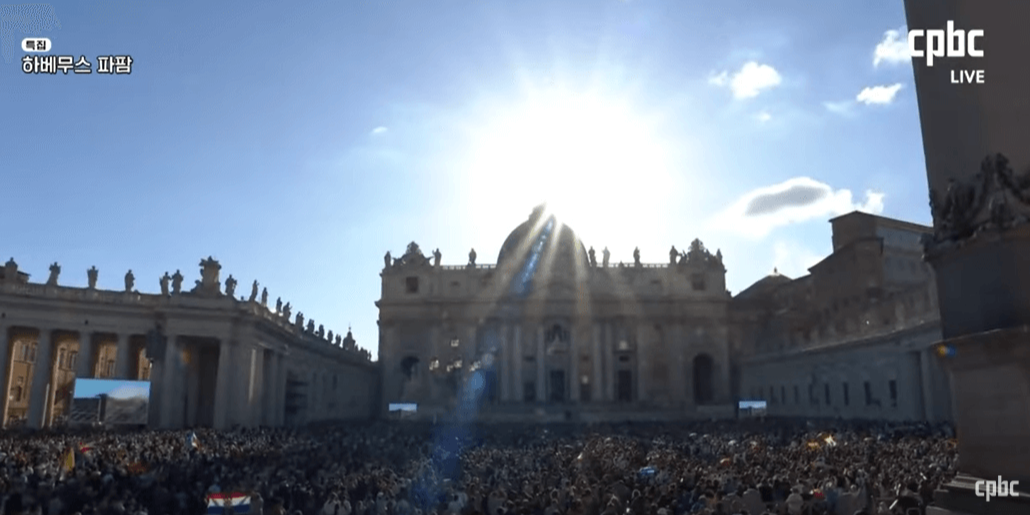 교황 레오 14세 선출 축하 (로버트 프란시스 프레보스트 추기경) 성 베드로 성당 앞 인파