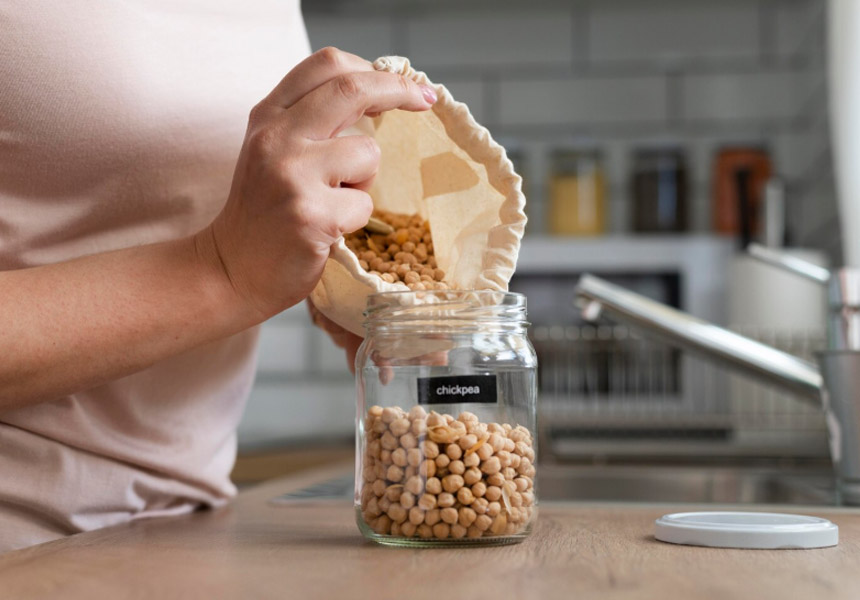 대용량 강아지 사료를 밀폐 용기에 나눠 담아 보관하는 장면