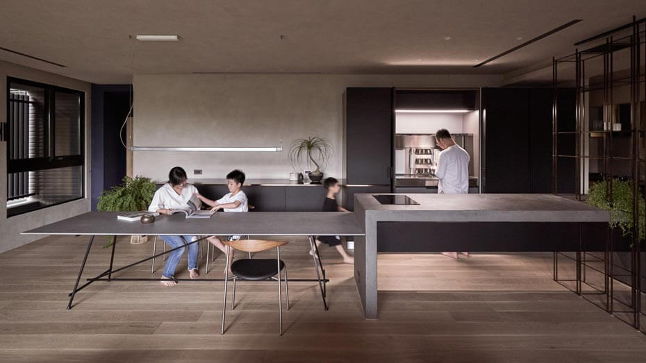 주방에-한-가족이-있음