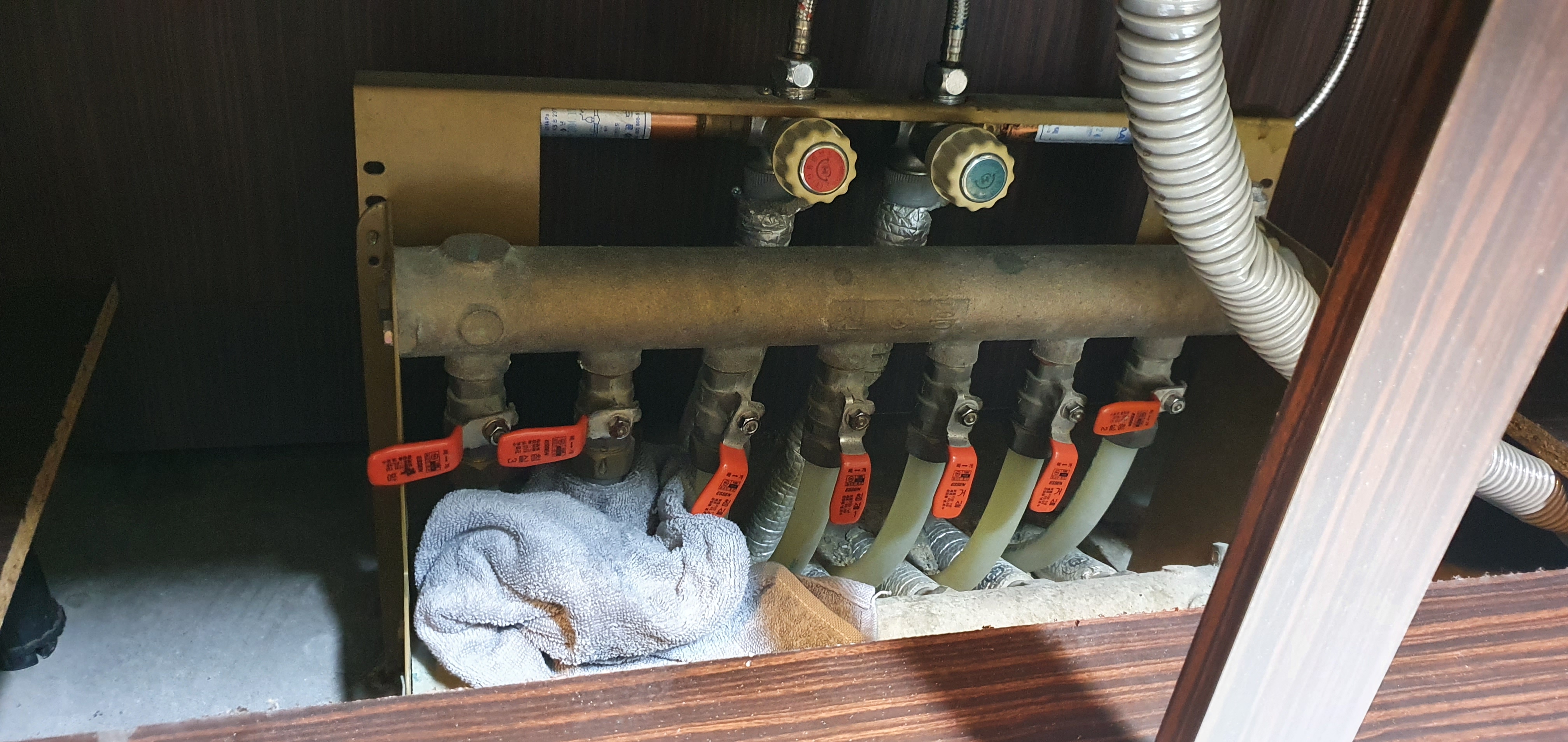 물이 새고 있는 우리집 물분배기