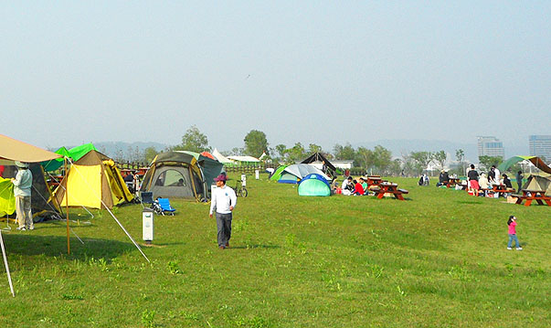 서울 노을캠핑장. 서울 마포구 하늘공원로 108-1 (상암동)