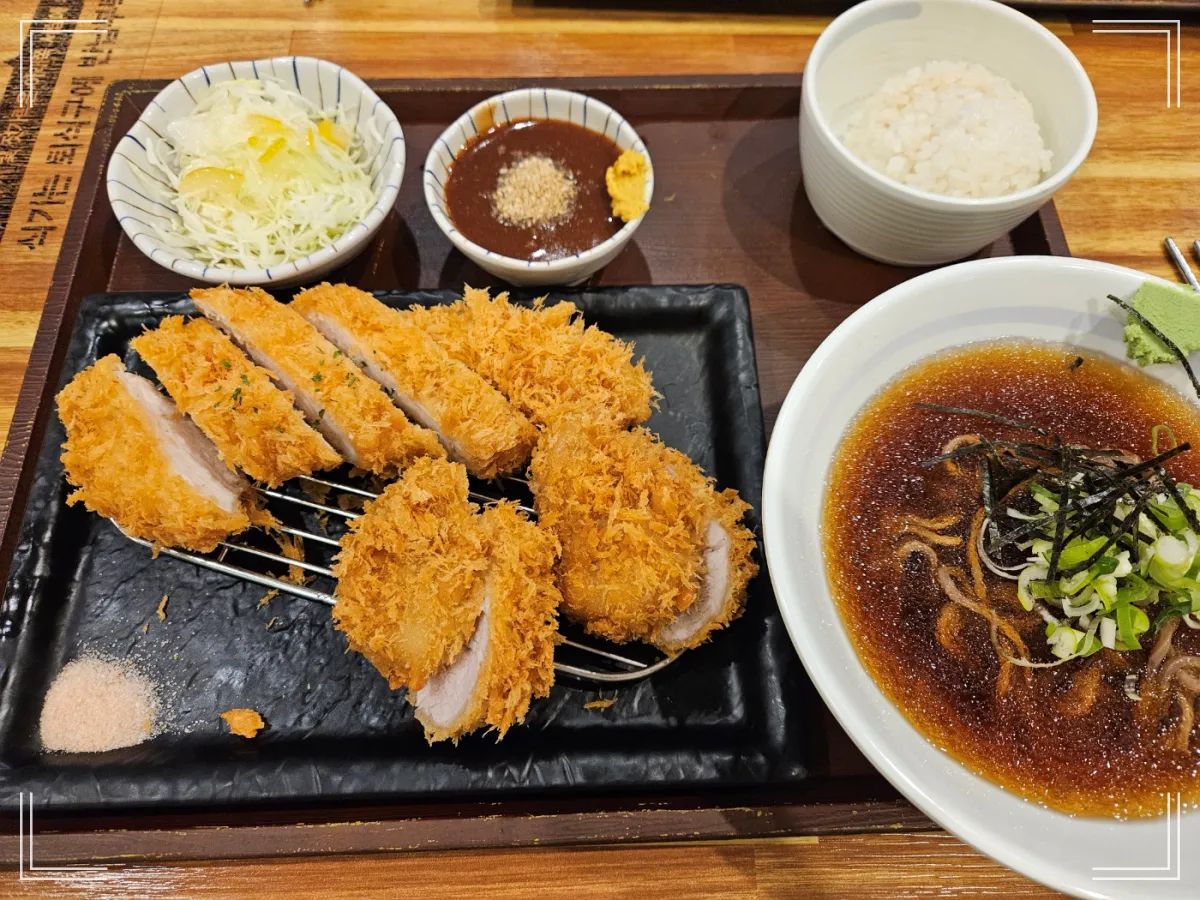 닭가슴살카츠-돼지안심카츠-냉소바-샐러드-소스-밥