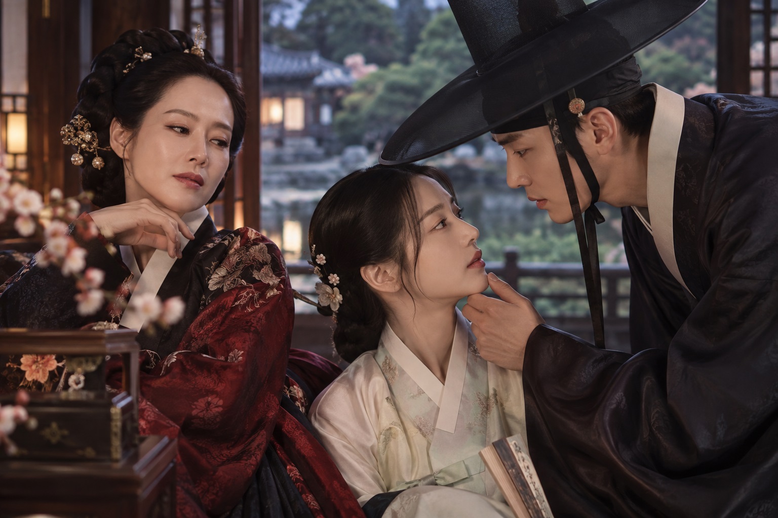 넷플릭스 스캔들 속 세 사람의 긴장감 있는 모습