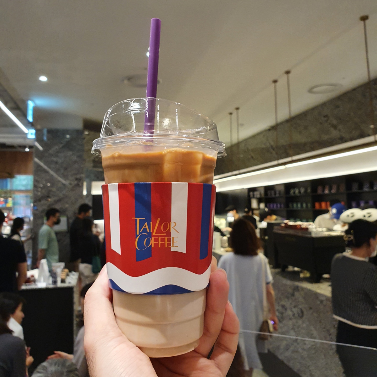 더현대_테일러커피_카페라떼