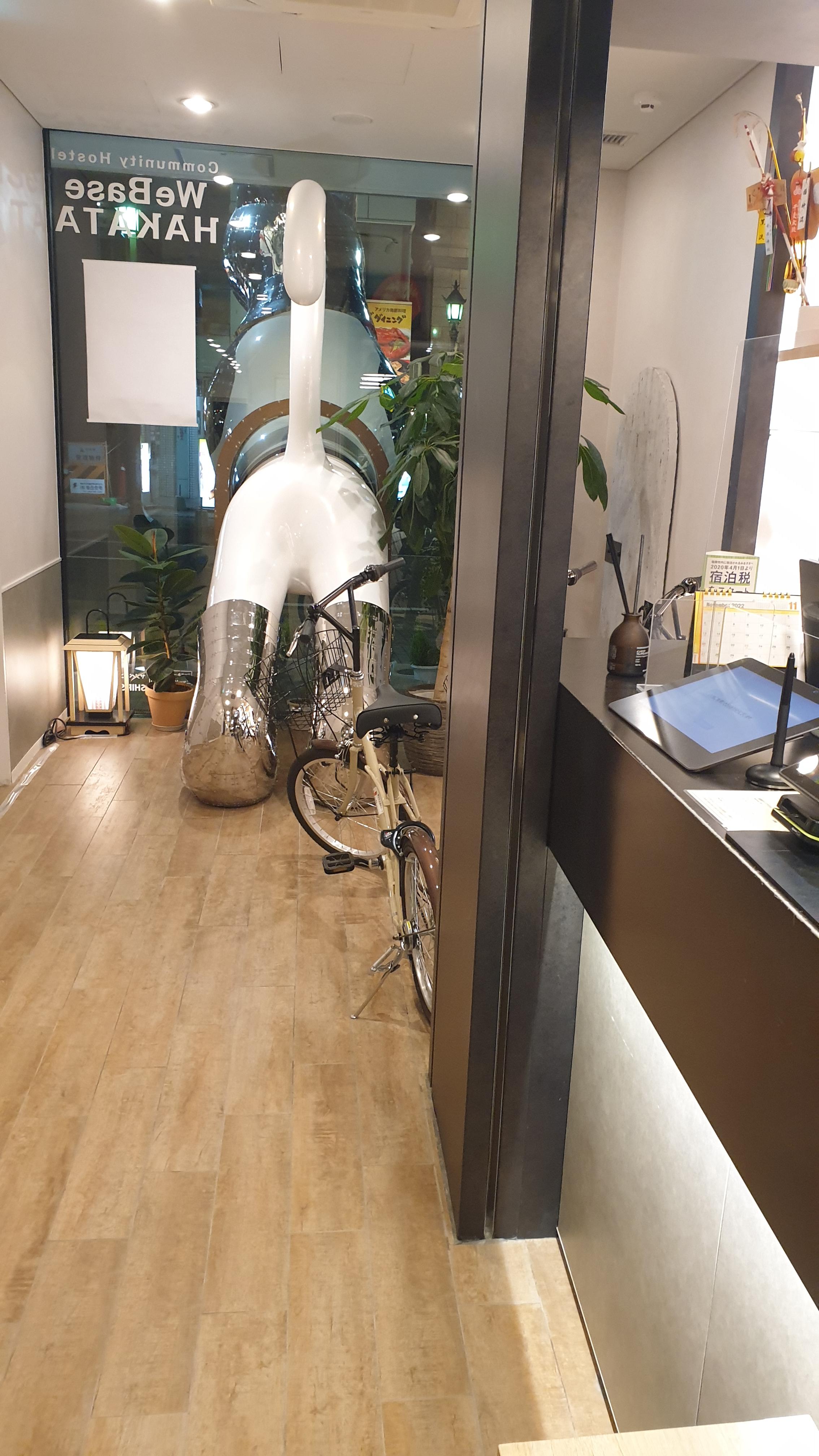 위베이스 하카타 게스트하우스 안내데스크 옆편