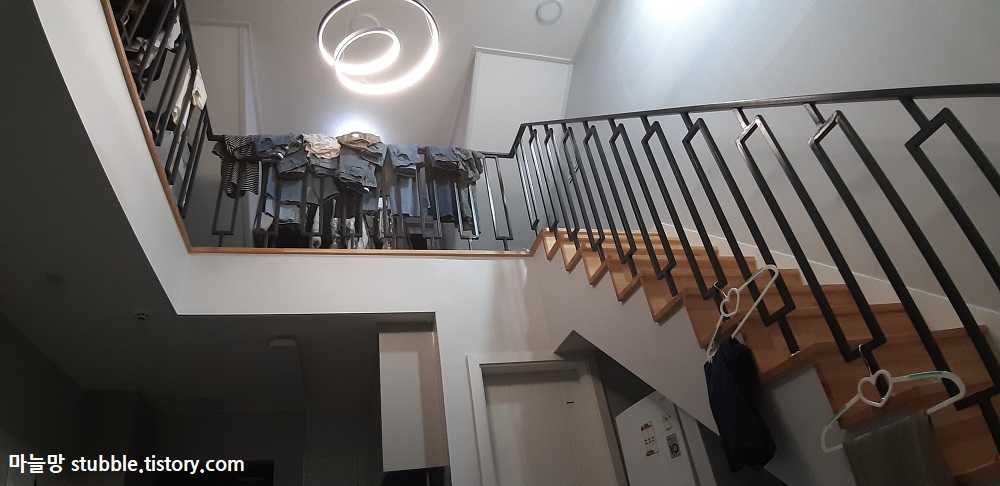 지붕 아래에 있어 층고가 높아보이는 복층원룸의 사진. 오른쪽에 계단이 있다.