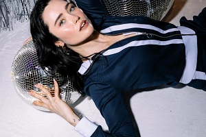 여자 연예인 꿈해몽 - 여자 연예인에게 선물 받는 의미