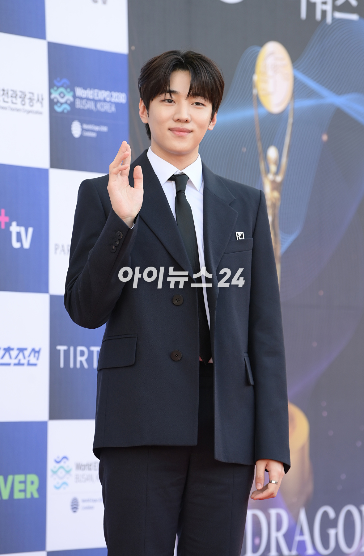 DKZ 박재찬이 19일 인천 파라다이스시티에서 열린 제2회 청룡시리즈어워즈 레드카펫 행사에 참석하고 있다. [사진=정소희 기자]