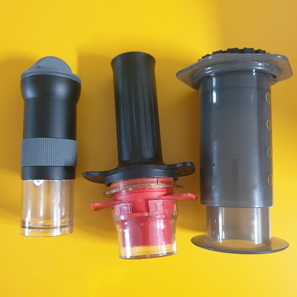 하리오 V60 제브랑 드리퍼와 하리오 드립케틀 에어를 사용한 커피 추출_크라인더, 컴프레소, 에어로프레스