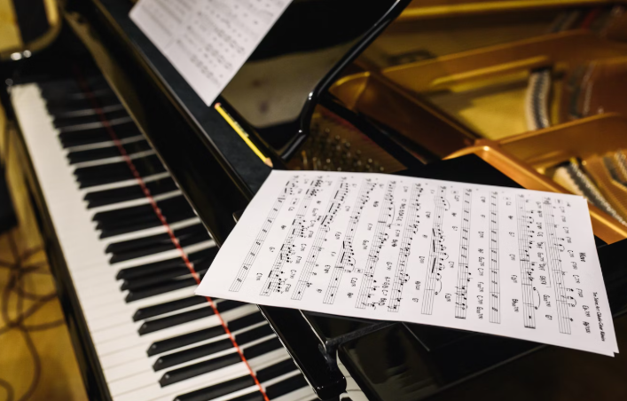 피아노와 악보 사진
