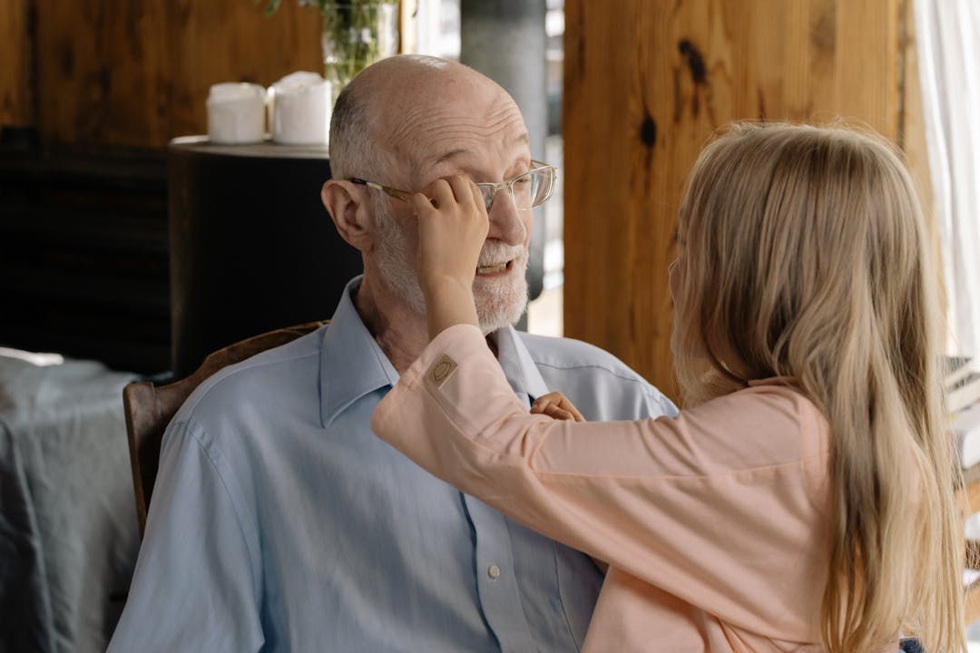 손녀와 함께 시간을 보내는 주택연금 수령자 할아버지