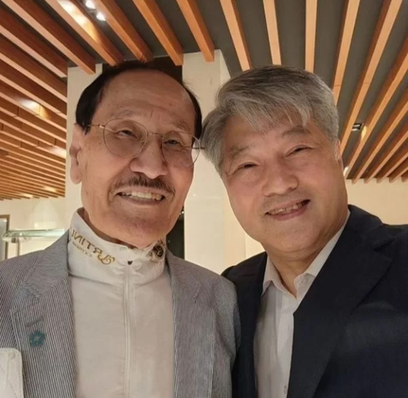 배우 한지일이 고인이 된 박동룡과 찍은 사진을 게재했다. [사진=한지일 인스타그램]