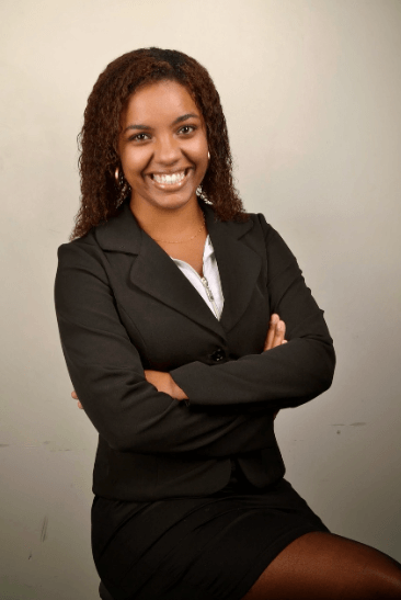 정면을 바라보고 팔짱을 끼고 웃고 있는 여성