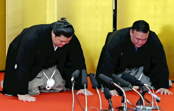 요코즈나로서 앞으로의 포부를 밝히는 오오노사토