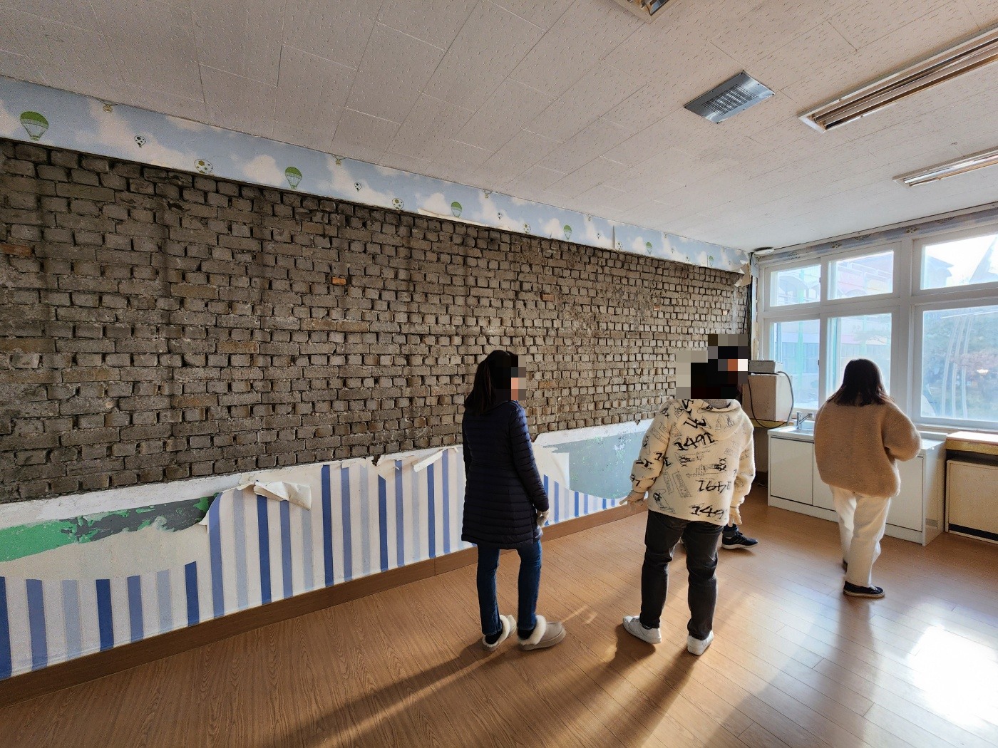 사전 청소검사 중 벽면과 창가 주변을 확인하는 모습