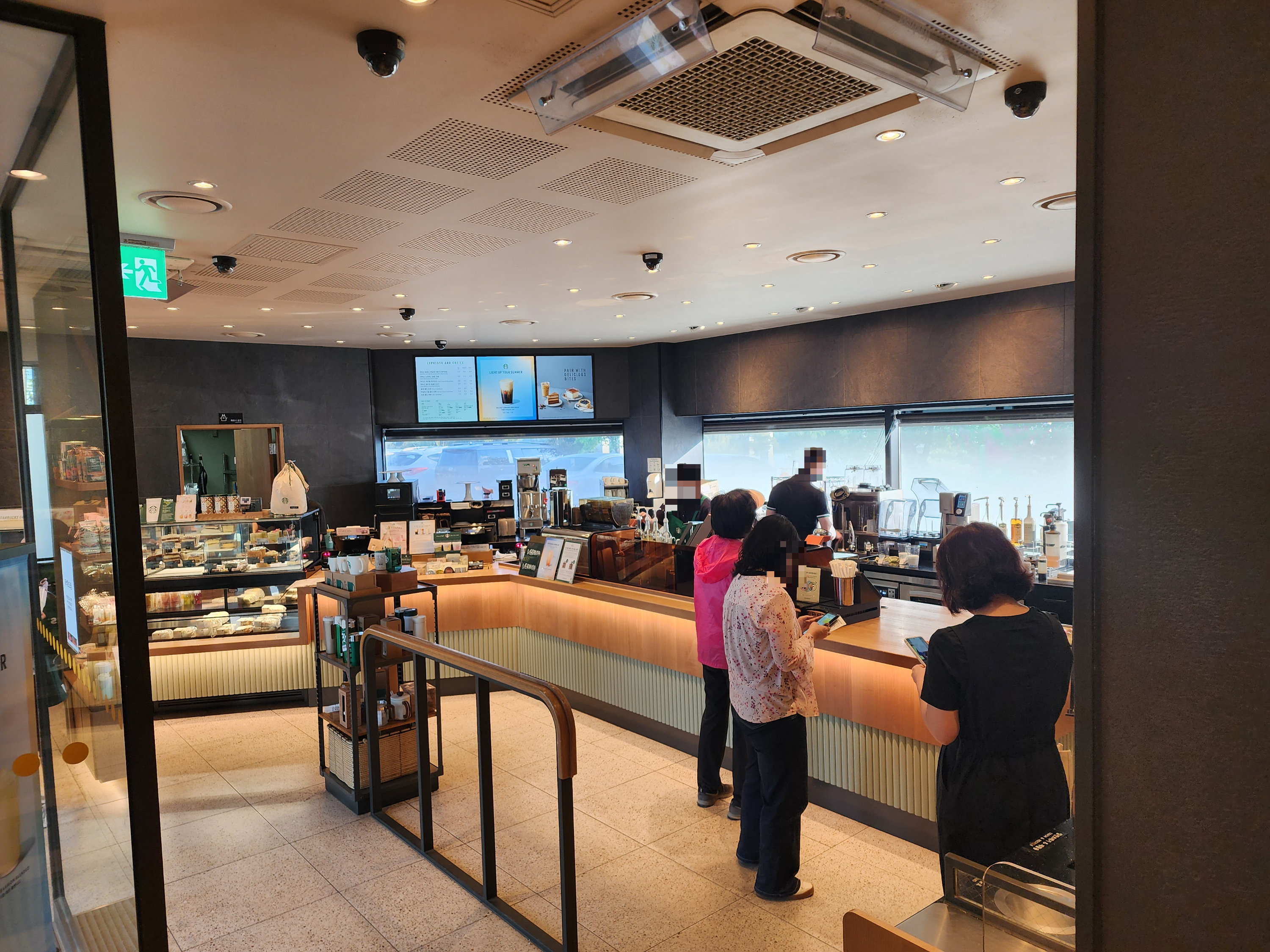 스타벅스-클래식밀크티블렌디드-피스타치오무스케이크-딸기크림쉬폰케이크-남양주삼패점-주차