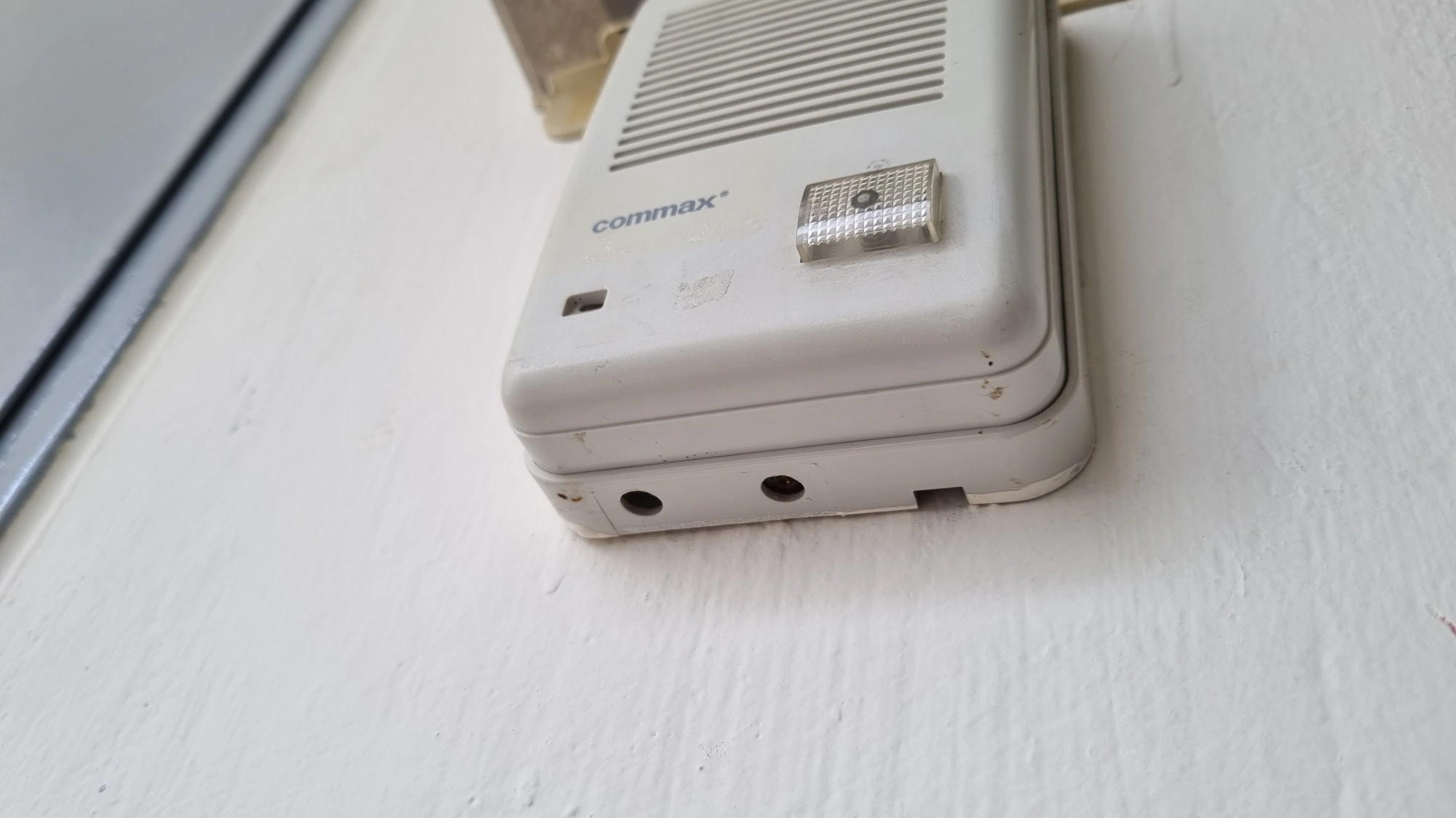 초인종 고정볼트 위치