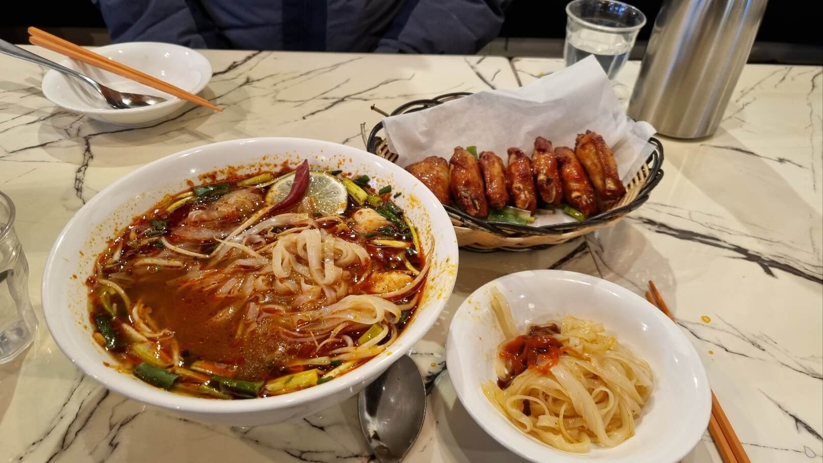 촙촙의-메뉴-마라쌀국수와-버팔로스윙