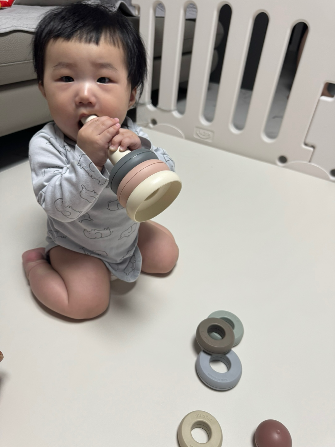 머시 스태킹 링을 가지고 노는 아기 이미지