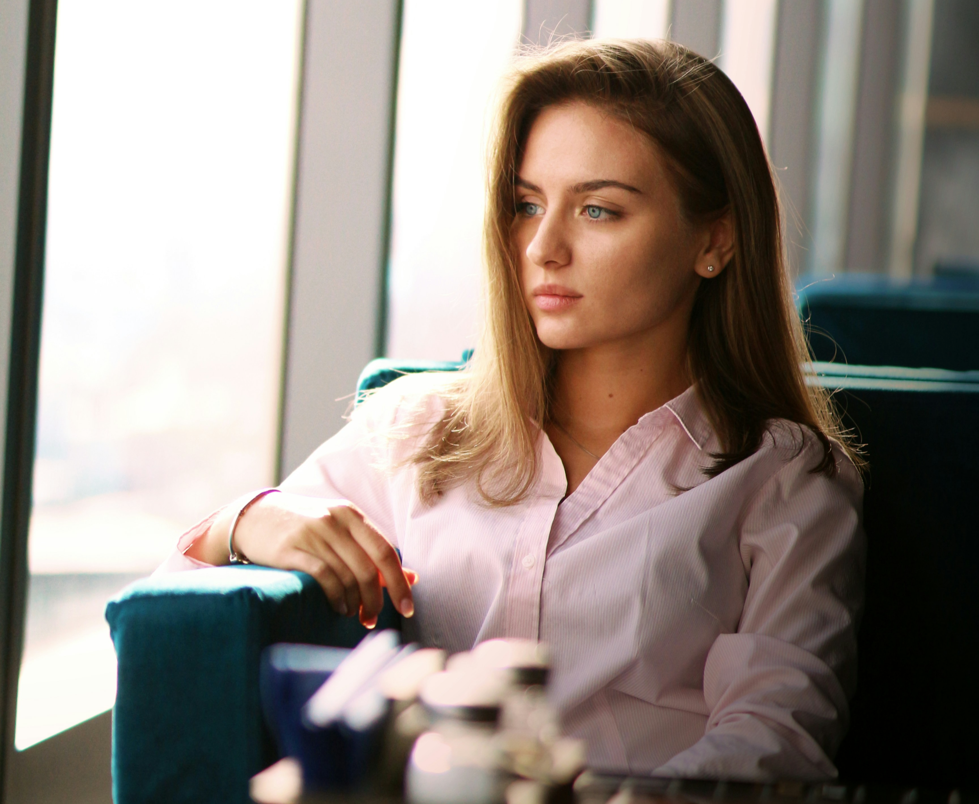 요즘 직장인들이 말하는 진짜 고민. "이 일을 왜 하는지 모르겠습니다"
업무의 방향과 목적이 주어지지 않을 때 생기는 몰입의 한계.
단순한 업무라 할지라도, 팀의 목적이 분명해지고 서로간의 대화와 소통이 원활해지면, 일이 재밌어지고 의욕이 생기면서, 몰입은 자동적으로 일어나는 것입니다.