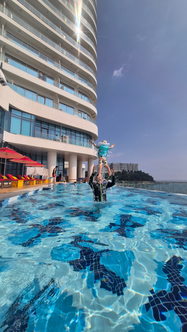 호텔 인피니티 풀 사진-아이와 아빠가 즐겁게 놀고 있다