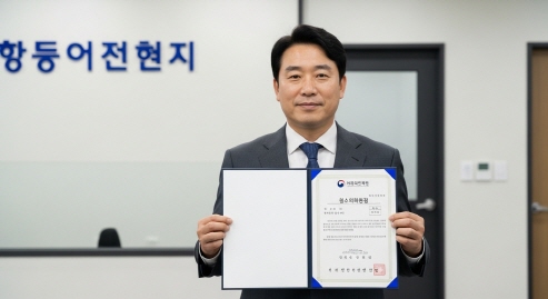 수급자 자겨 확인서를 보여주는 공단 직원