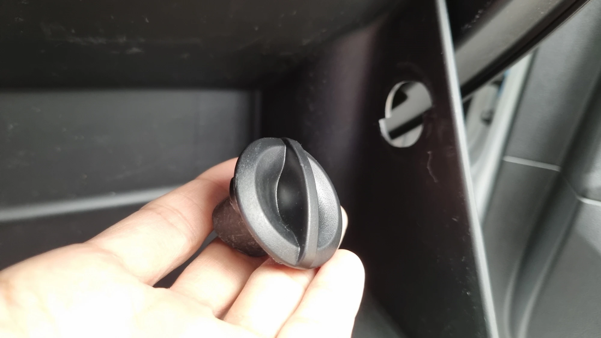 아반떼 AD 글로브박스 고정부품 뺀 모습