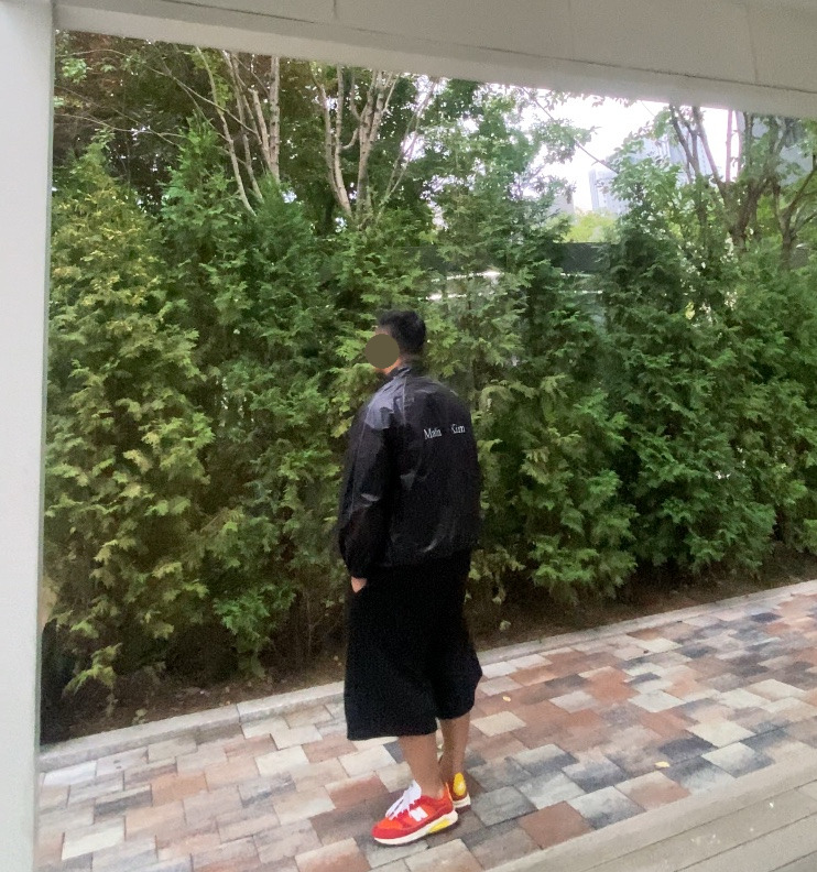 데일리룩('25. 10. 3.)마뗑킴(MATIN KIM)코팅 점퍼 바람막이 블랙, 나이키 반팔 티셔츠, 무신사스탠다드 와이드 버뮤다 팬츠, 뉴발란스 신발 러닝화 MSXRCSLF