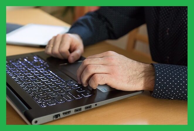 노트북-키보드-치는-사람