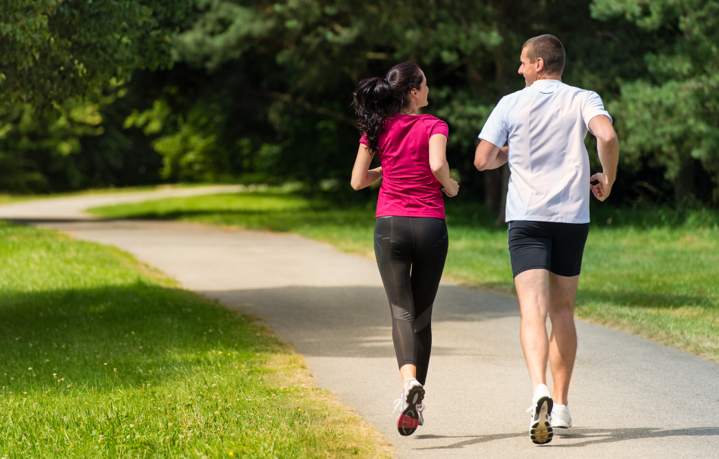 남녀가 뛰고 있는 모습