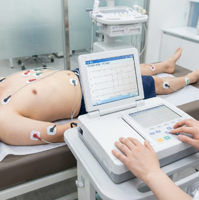 심전도 검사 중 전극을 부착하고 심장 리듬을 측정하는 장면