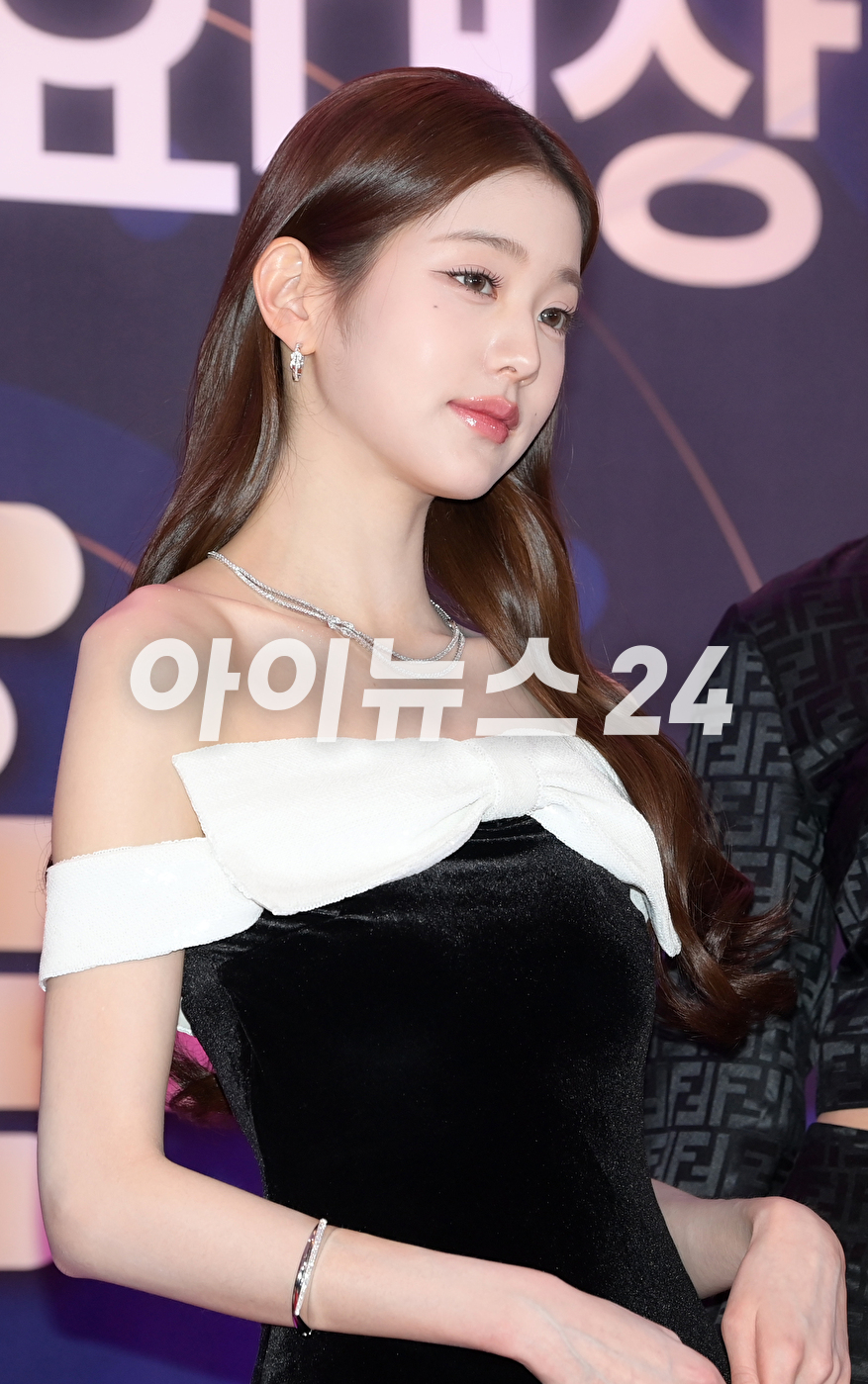 그룹 아이브(IVE) 장원영이 19일 서울 송파구 올림픽공원 KSPO DOME에서 진행된 '제 32회 서울가요대상' 레드카펫 행사에 참석하고 있다. [사진=정소희 기자]