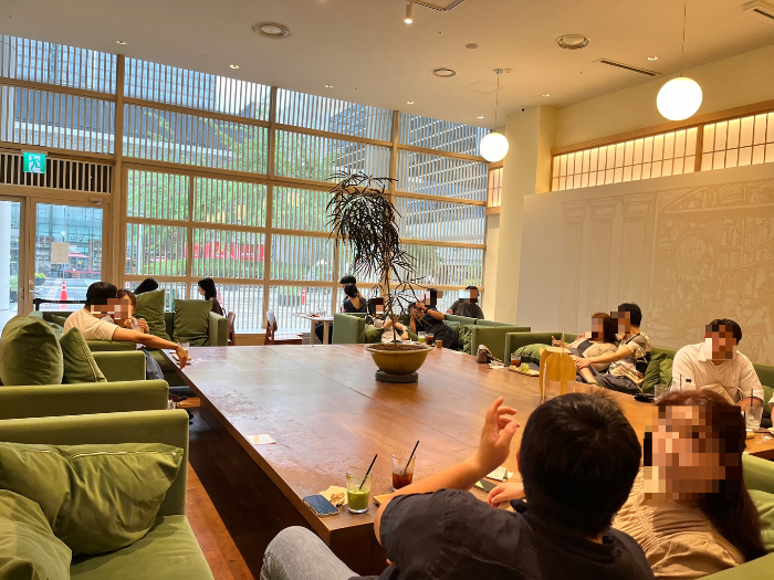 넓은 소파 좌석