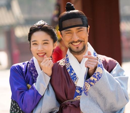 배우 김병철이 동료 배우들과 함께 있는 모습