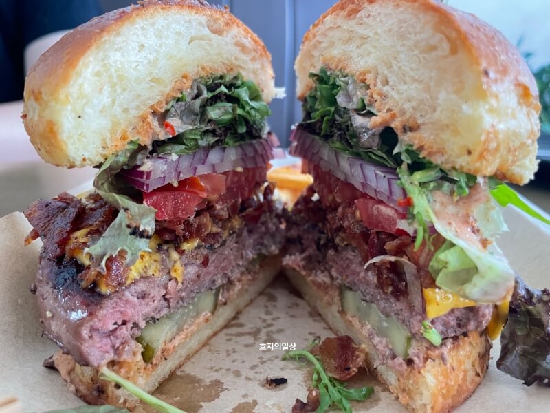나트랑 시내 맛집 리빈콜렉티브 후기 - 버거 단면
