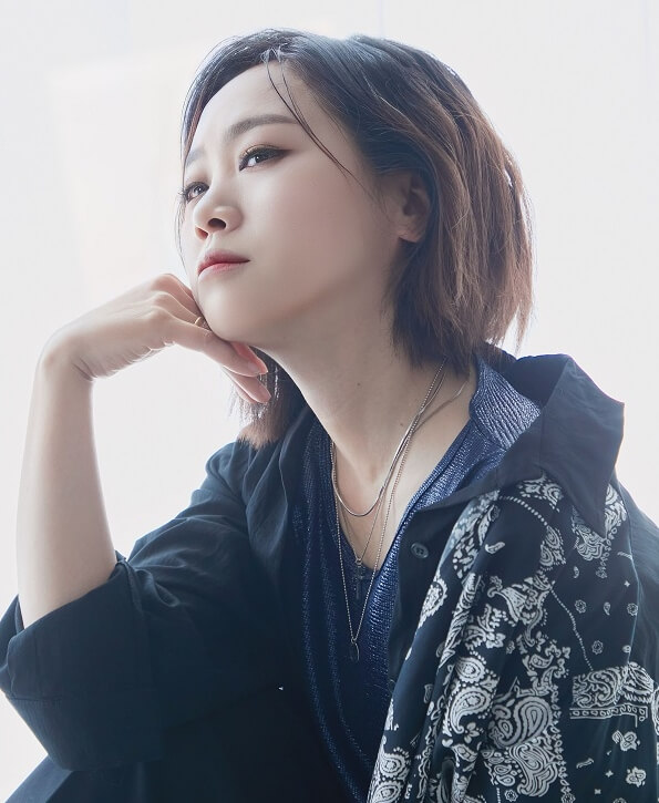 목걸이를착용한-단발머리여성의모습