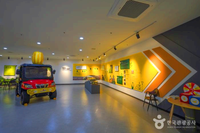 테마공원 내 전시공간에 자동차 모형이있다.