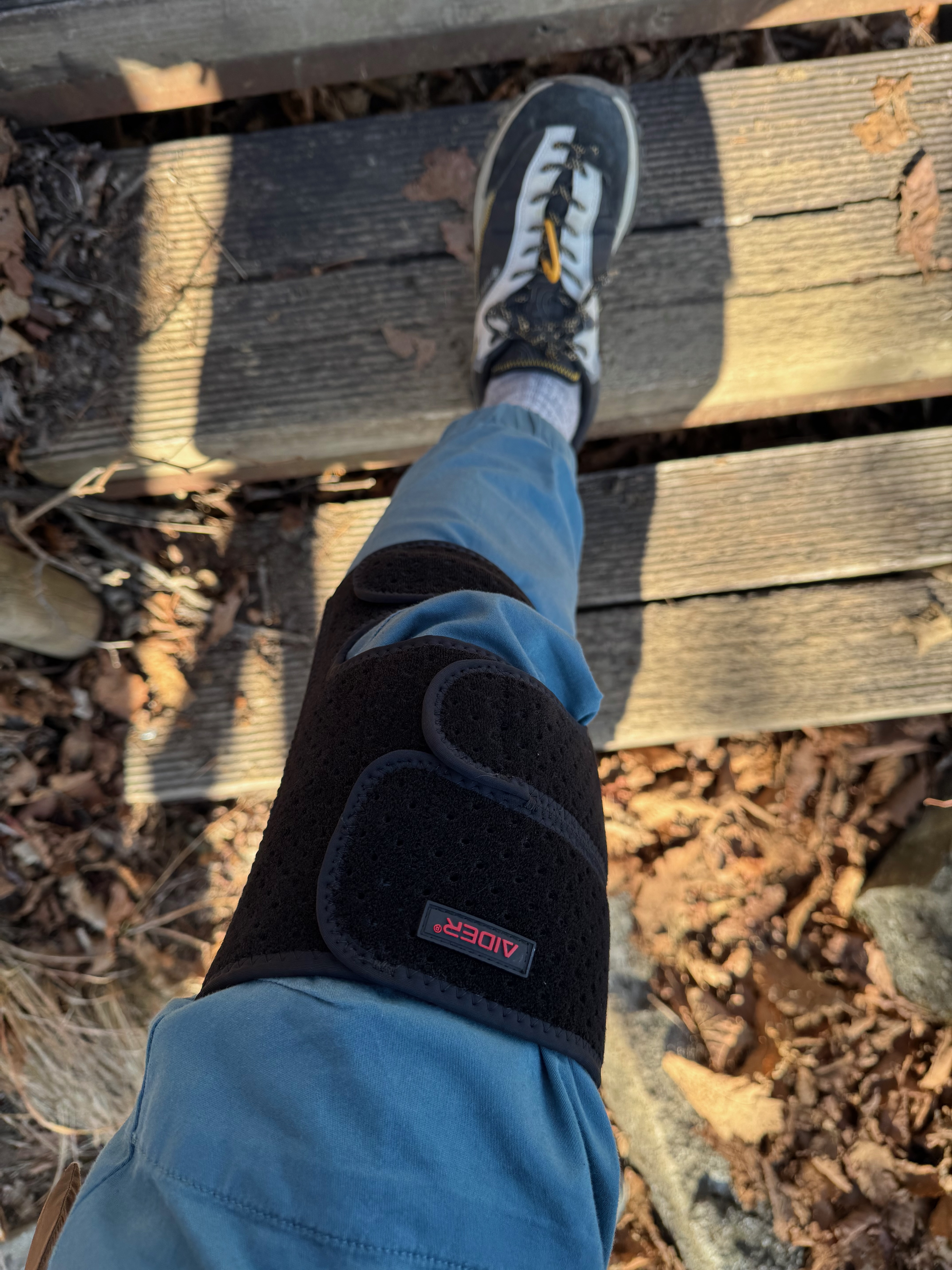 명지산 올라가는길에 무릎보호대 착용